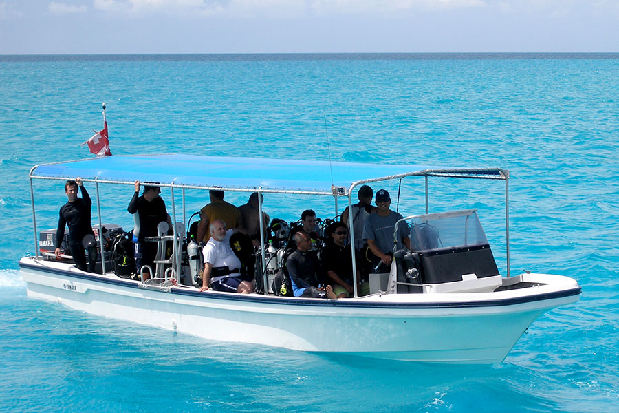 Speedboat and divers in Palau