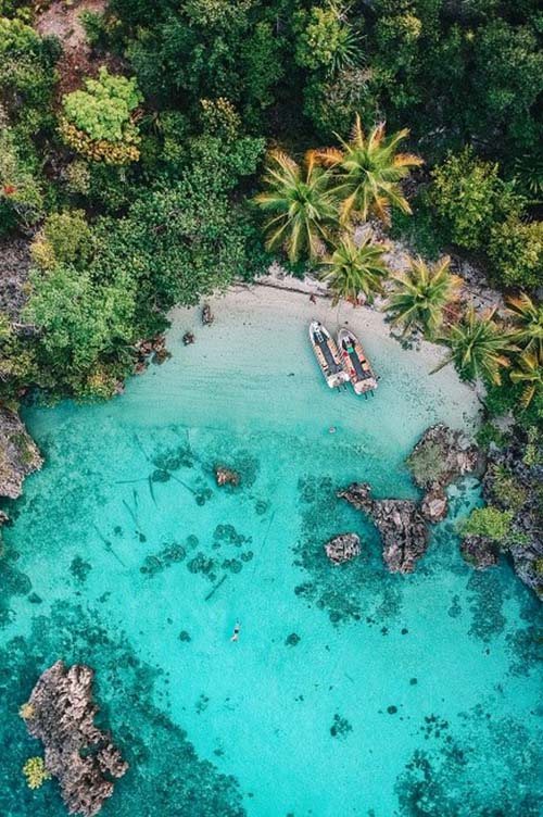 Exploring Raja Ampat by speed boat of a luxury liveaboard