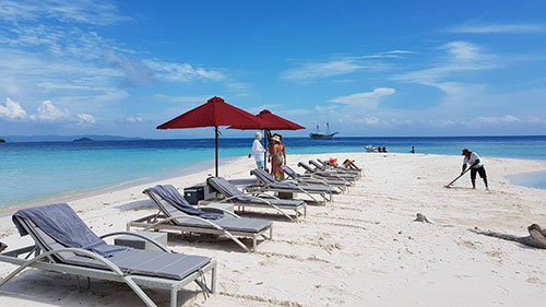 Breakfast on the beach in Raja Ampat