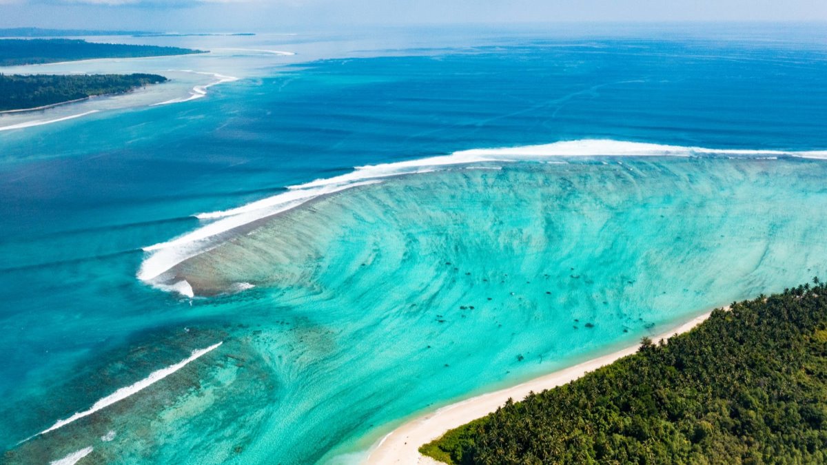 The waves of Mentawais, home of Awera Resort, due to their abundance and variety, are unparalleled anywhere else on Earth The waves of Mentawai, where the Awera Resort is located, are unparalleled on Earth due to their abundance and variety