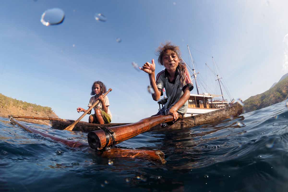 Alor young girls
in their canoes