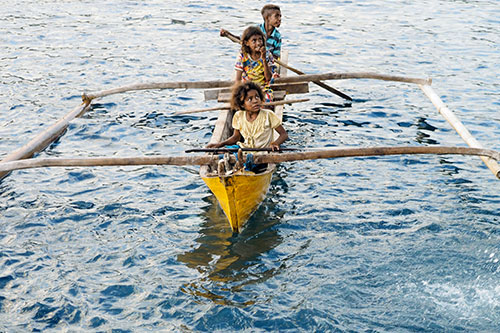 Kids in canoes Alor