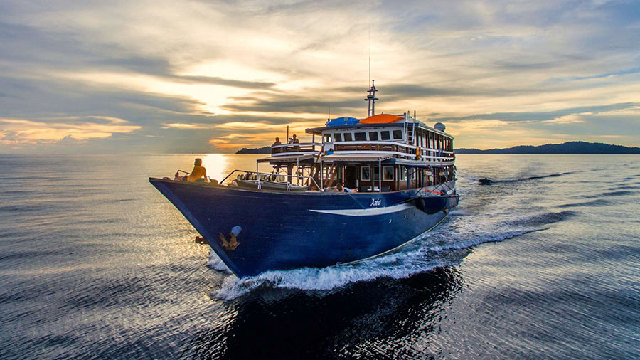 Cruises for scuba divers on Ambai