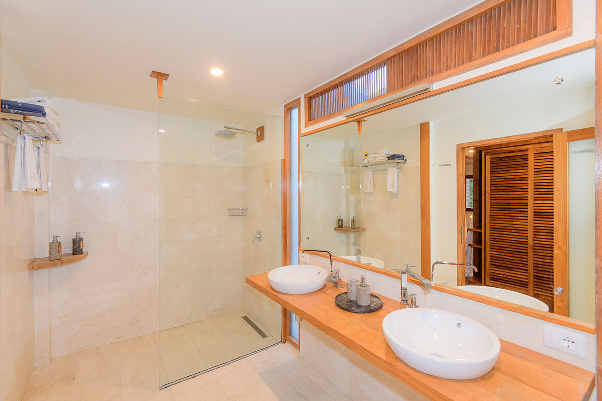 Bathroom en-suite at Komodo Resort