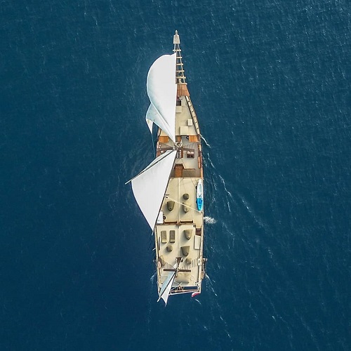 Nataraja Yacht sailing in Banda Sea