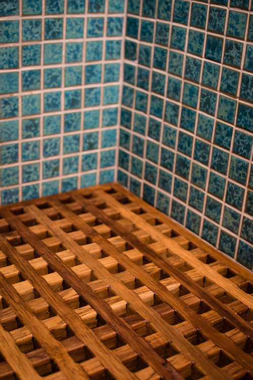 Samambaia's shower floor in grid teak wood