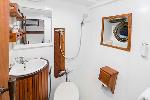 Seahorse's ensuite of standard double cabins 1 and 2