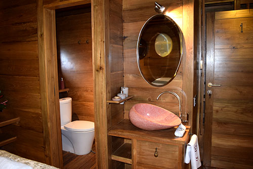 Tiare's deluxe cabin with en-suite bahtroom