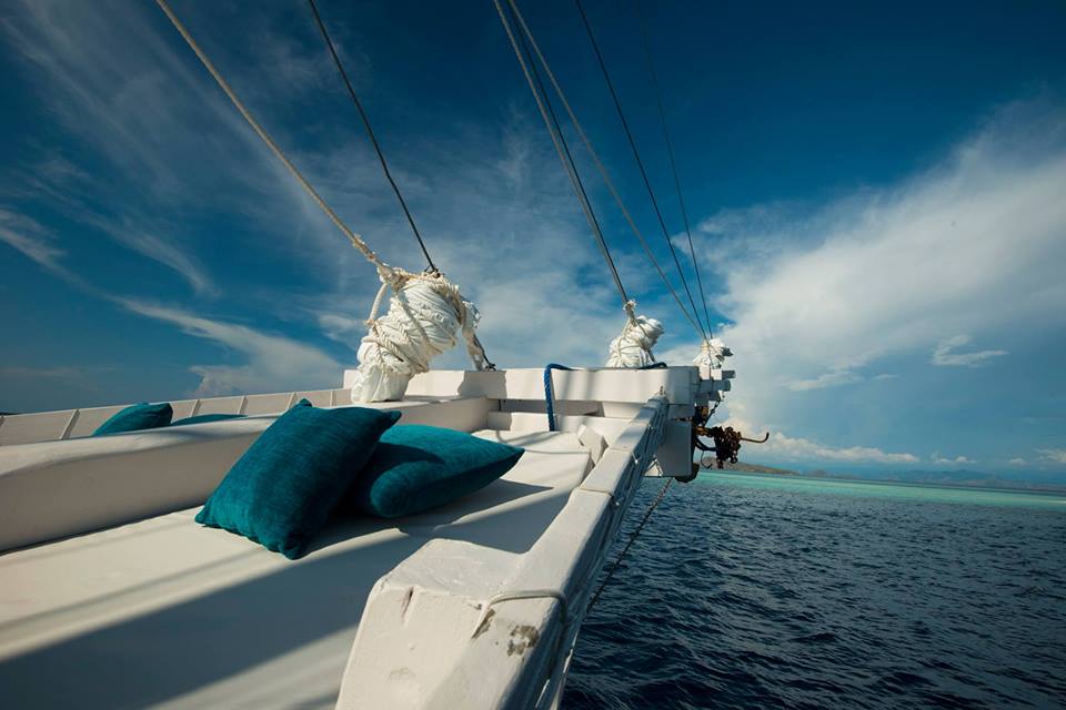 sailing_on_phinisi_liveaboard