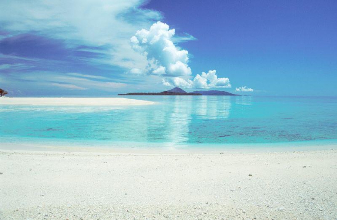 The inaccessibility of the Banda Islands has kept the dive sites in its original state and the beauty of its white sandy beach