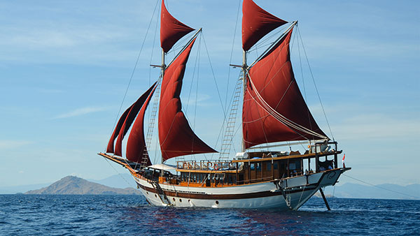 Tiare Liveaboard, type Phinisi Indonesia, built brand new
