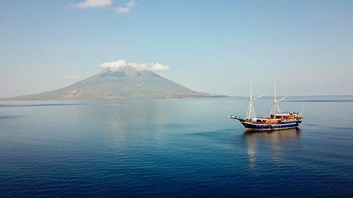 Banda Sea Last Minute Liveaboard Deals cruises for scuba divers in Banda Sea Indonesia