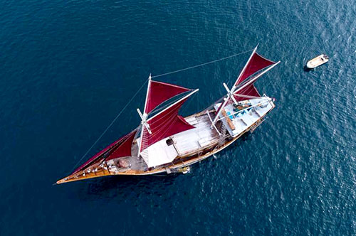 Banda Sea Last Minute Liveaboard Deals cruises for scuba divers in Banda Sea Indonesia
