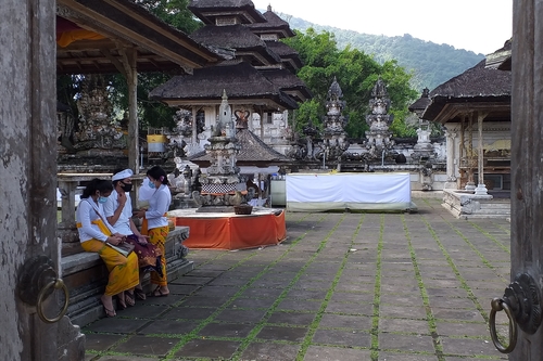 Lempuyang Temple prayers
