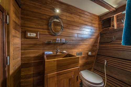 Carpe Diem's bathroom cabin