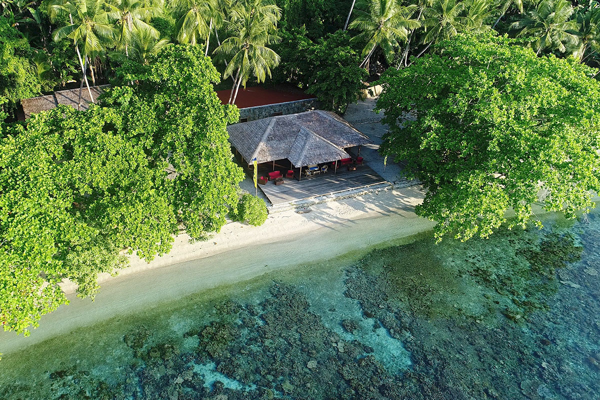 Resorts are intimate and secluded, built with local materials -wood, palm trees, shells -, luxuriously furnished and in perfect harmony with the tradition of the place, located on a small island and immersed in a simply spectacular natural context. The holiday as is understood by Cruising Indonesia!
