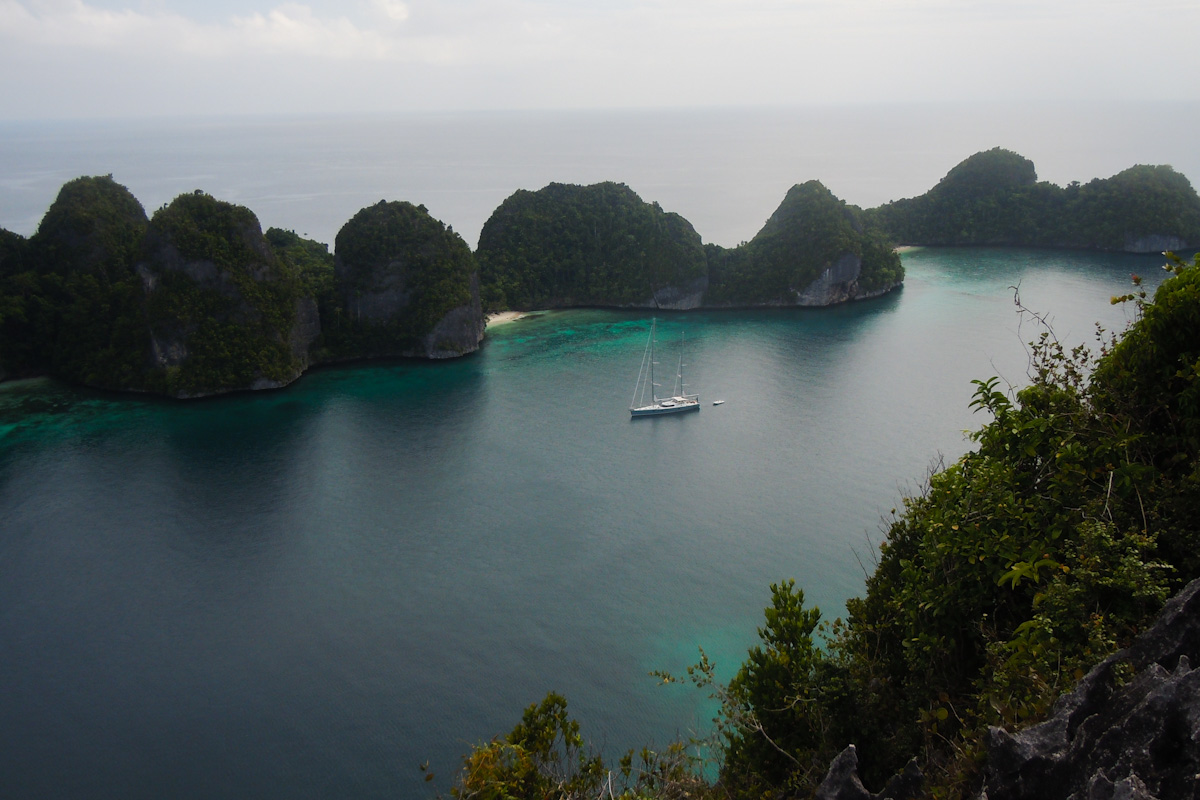 Private yacht sailing Raja Ampat