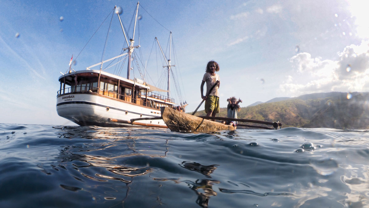 Kids canoeing in Alor near to Samambaia Liveaboard
