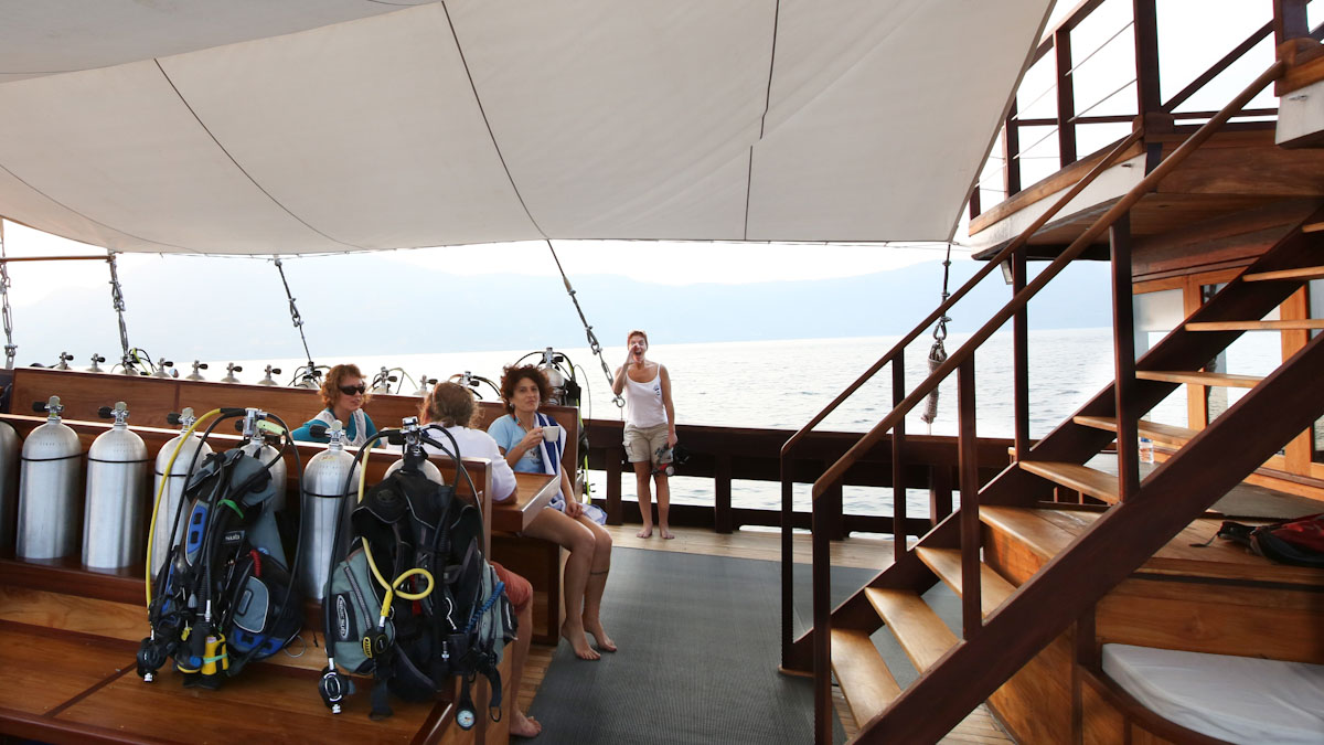 Samambaia Liveaboard dive deck