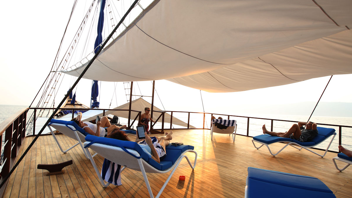 Samambaia Liveaboard sun deck