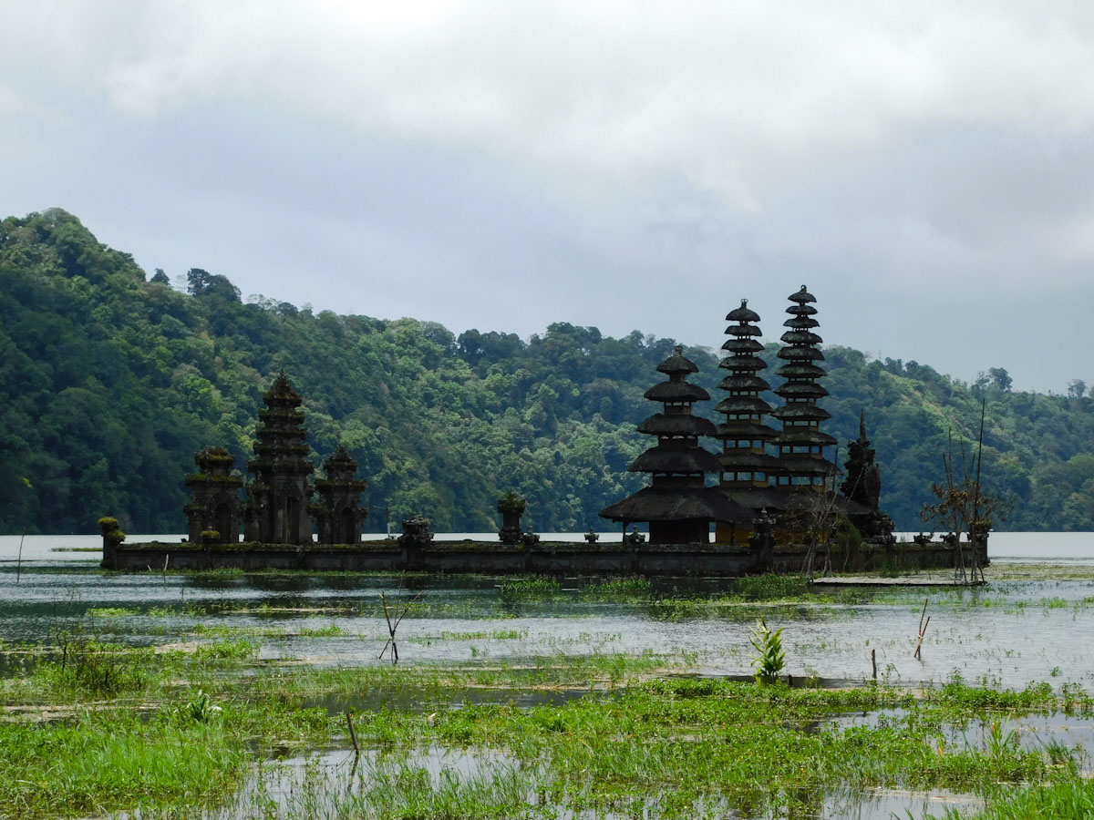 Tamblingan lake temple Bali