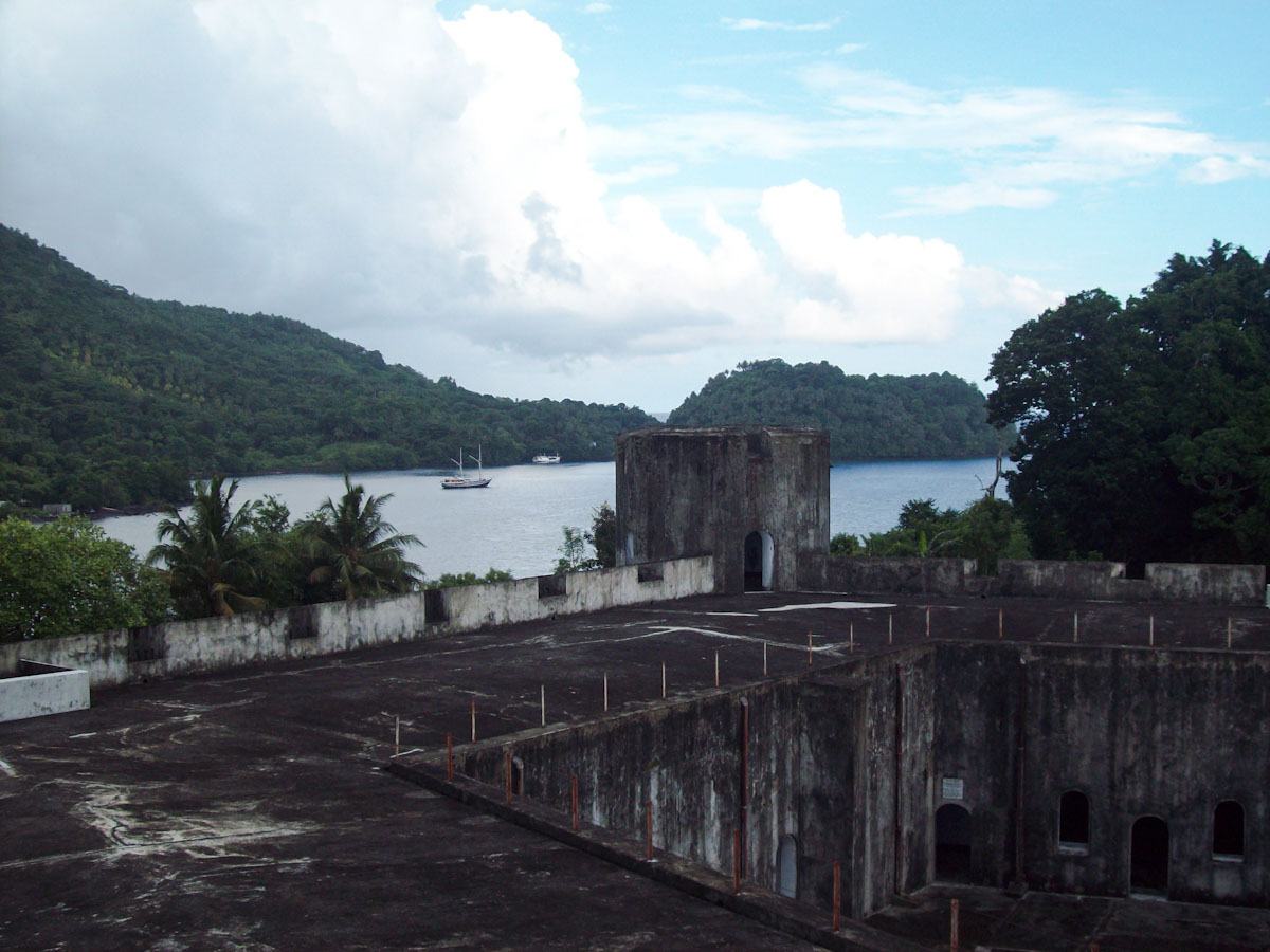 Old Dutch fort and Seahorse Liveaboard in Bandaneira