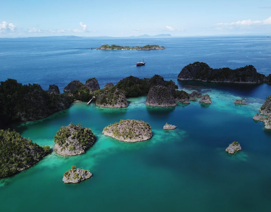 Leisure luxury cruises in Indonesia with Damai 1