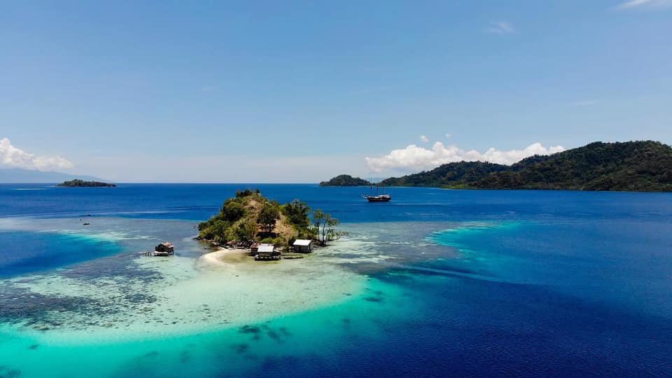 Dive cruises in Indonesia with Dewi Nusantara