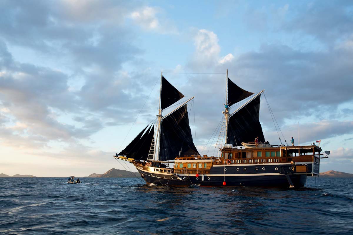 Dune Aurora charters Cruising Indonesia

