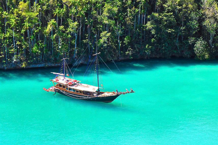 Charter in Raja Ampat with Nataraja yacht

