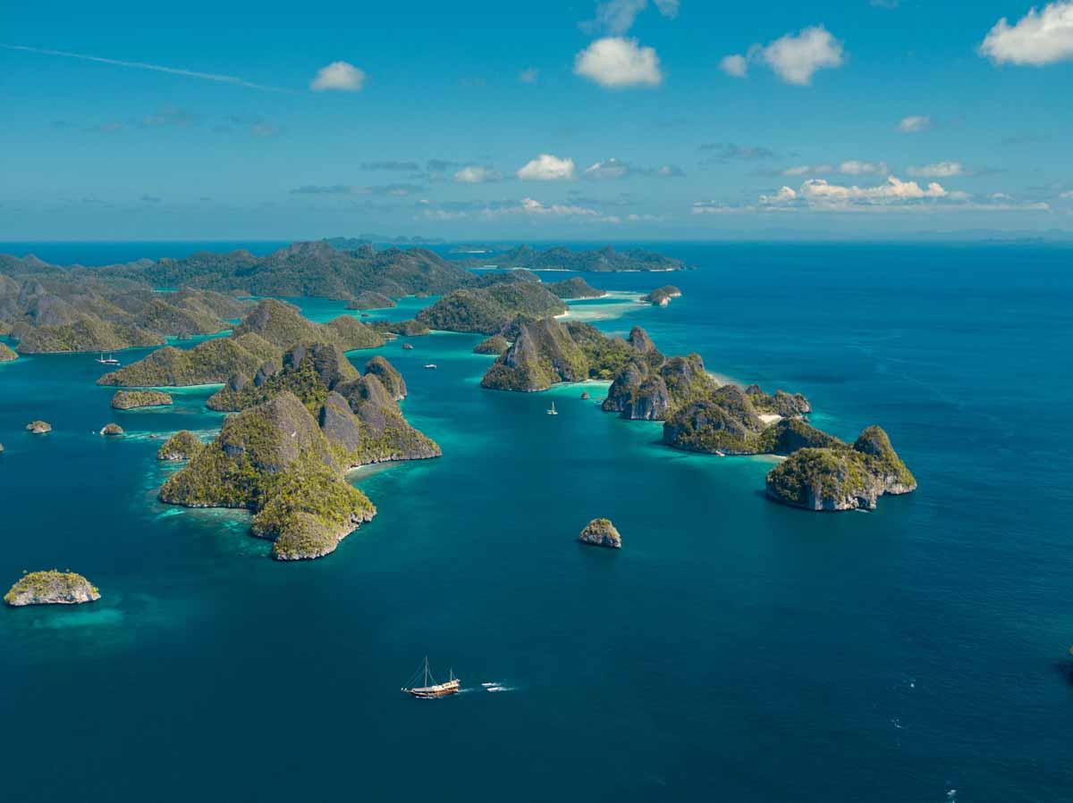Charter in Raja Ampat with Nataraja yacht
