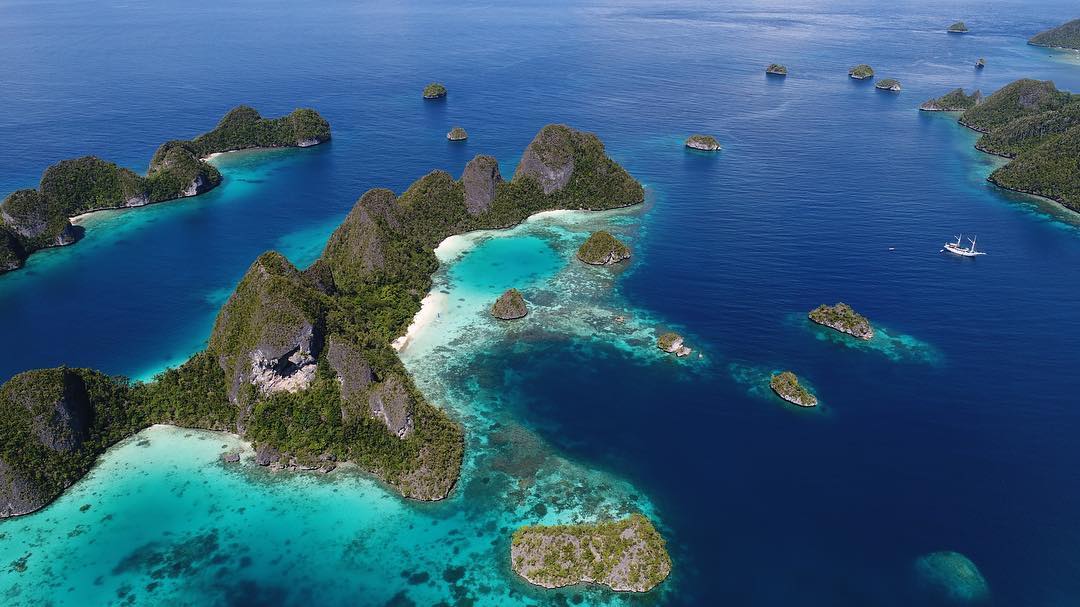 Dive cruises in Raja Ampat with Pindito