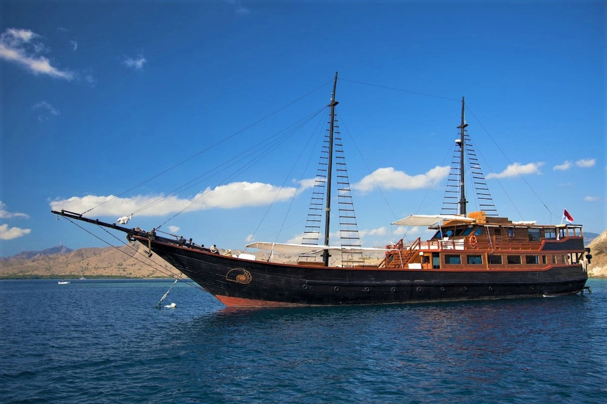 Samata Charters Cruising Indonesia
