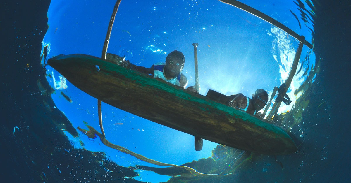 Kids of Alor curious about MSY Seahorse’s divers