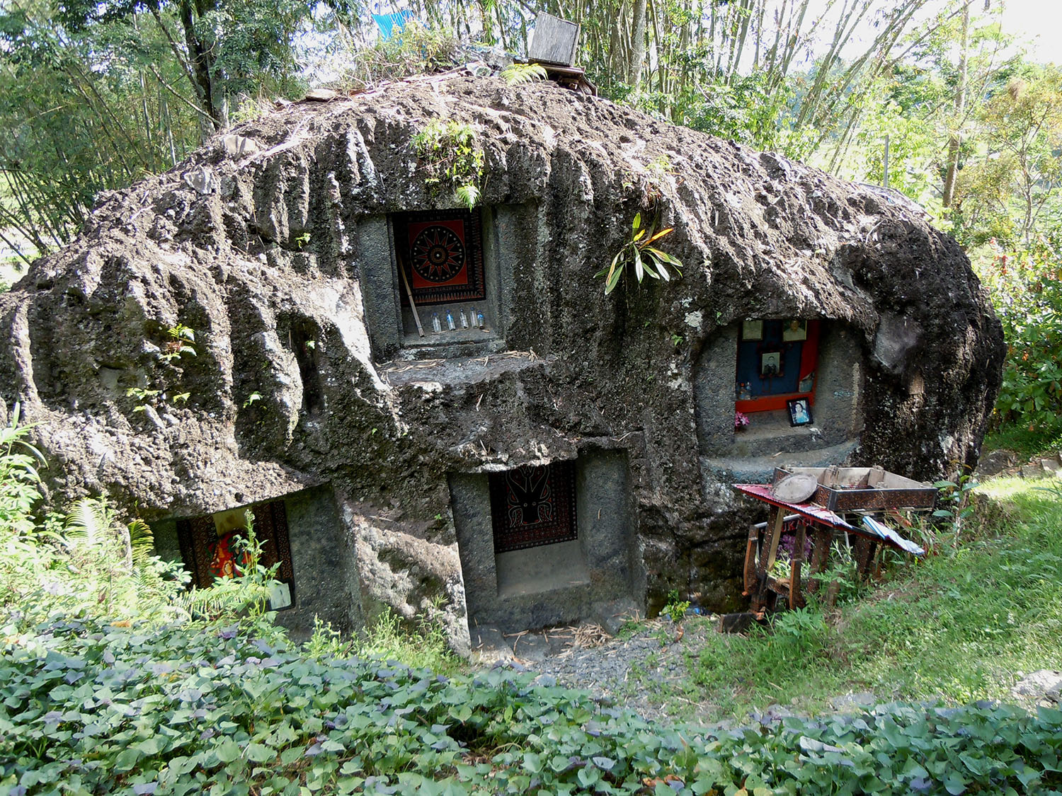 Toraja’s hanging coffin on cliff
