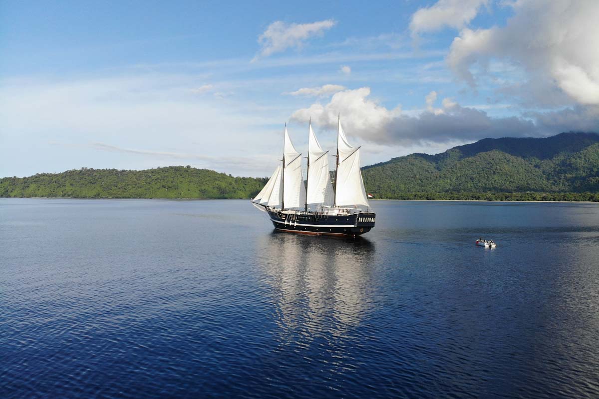 Dewi Nusantara liveaboard in Triton Bay