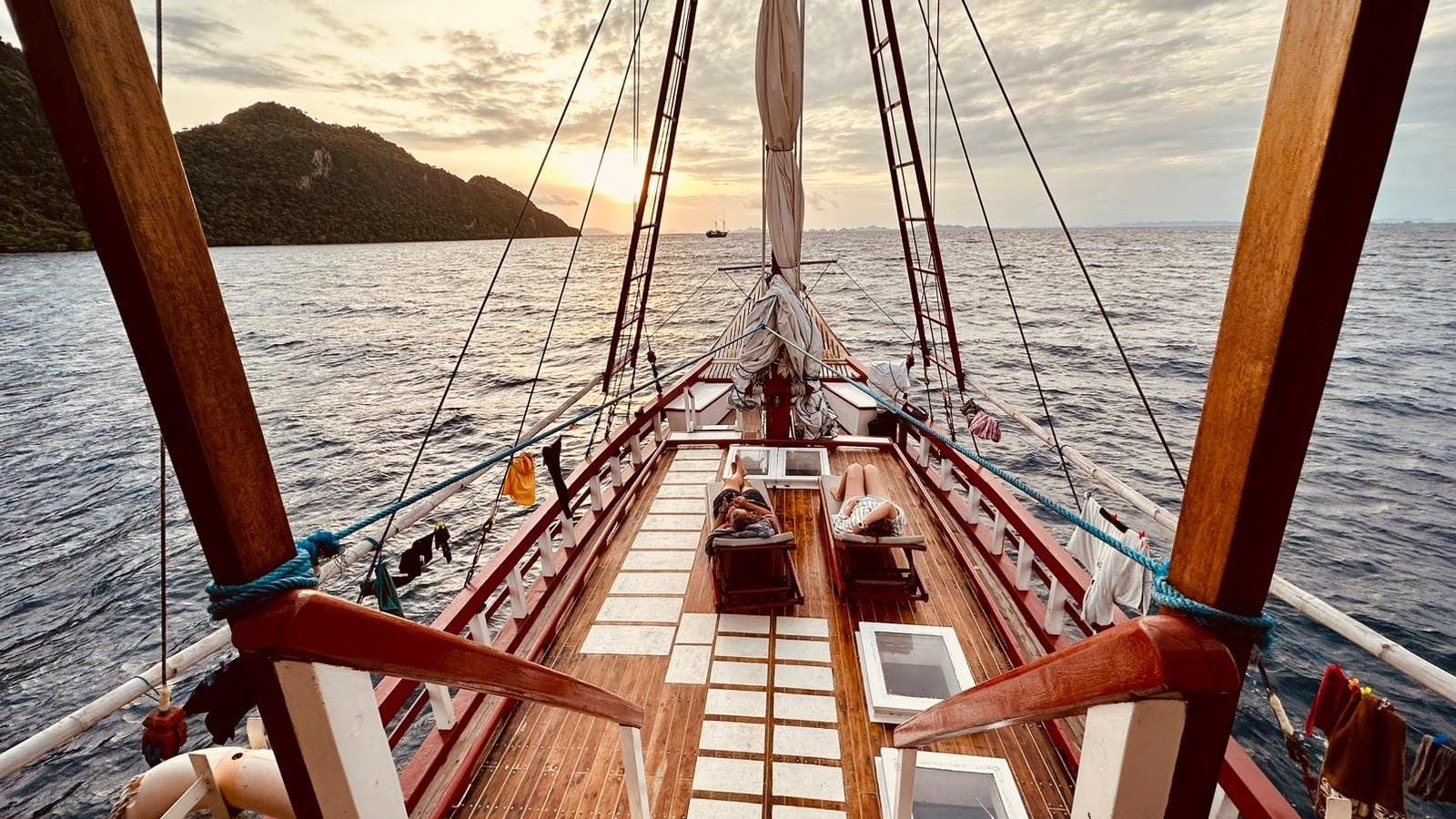 Phinisi Liveaboard Gaya Baru Indah's main deck